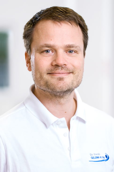 " Before getting lost in single diagnoses, I take a step back with the patient and consider them as a whole. Dr. med. Christoph Ewald, Registrar for Orthopaedics and Trauma Surgery