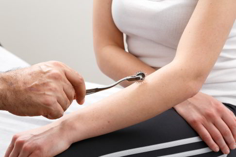 The neurosurgeon tests sensitivity and checks for differences between sides. Different stimuli such as temperature sensation, vibration or sense of touch are used. © joint-surgeon Neurological examination for CS pain